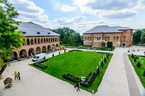 Mogoșoaia: curte, arhitectură și context